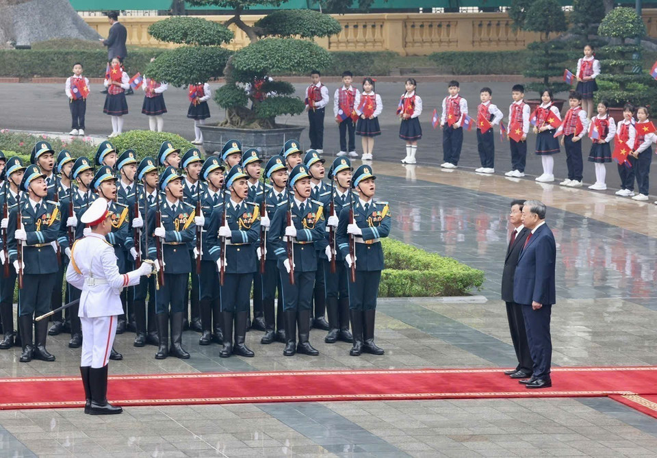 Генеральный секретарь То Лам и Генеральный секретарь, Президент Лаоса Тхонглун Сисулит принимают смотр Почётного караула Народной армии Вьетнама. Фото: ВИА.