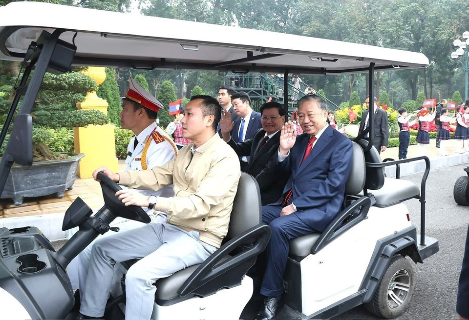 После церемонии приветствия Генеральный секретарь То Лам и Генеральный секретарь, Президент Лаоса Тхонглун Сисулит направляются в Канцелярию Центрального комитета Партии для проведения переговоров. Фото: ВИА.