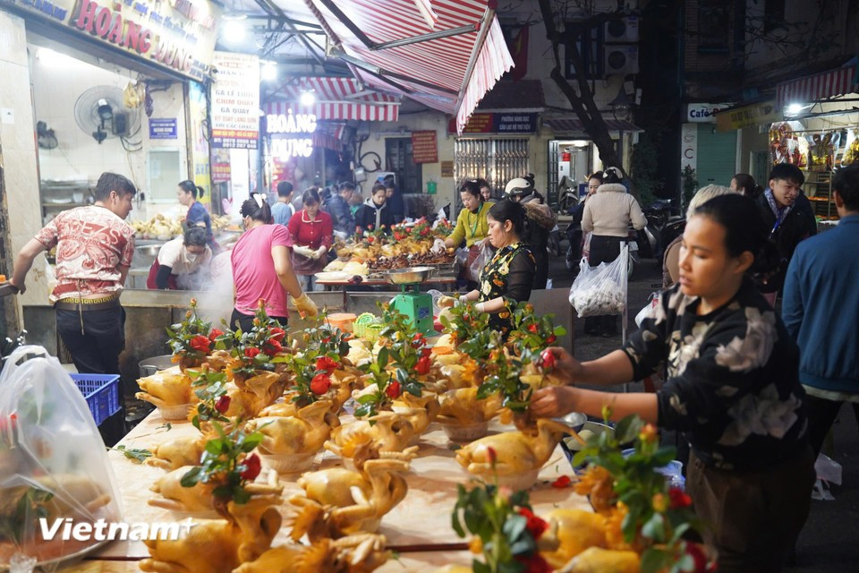 Самыми оживлёнными в этот период на рынке Хангбе являются лавки, продающие клейкий рис и кур, благодаря их привлекательному оформлению, подходящему для сервировки традиционного праздничного жертвенного стола. Фото: Vietnam+.