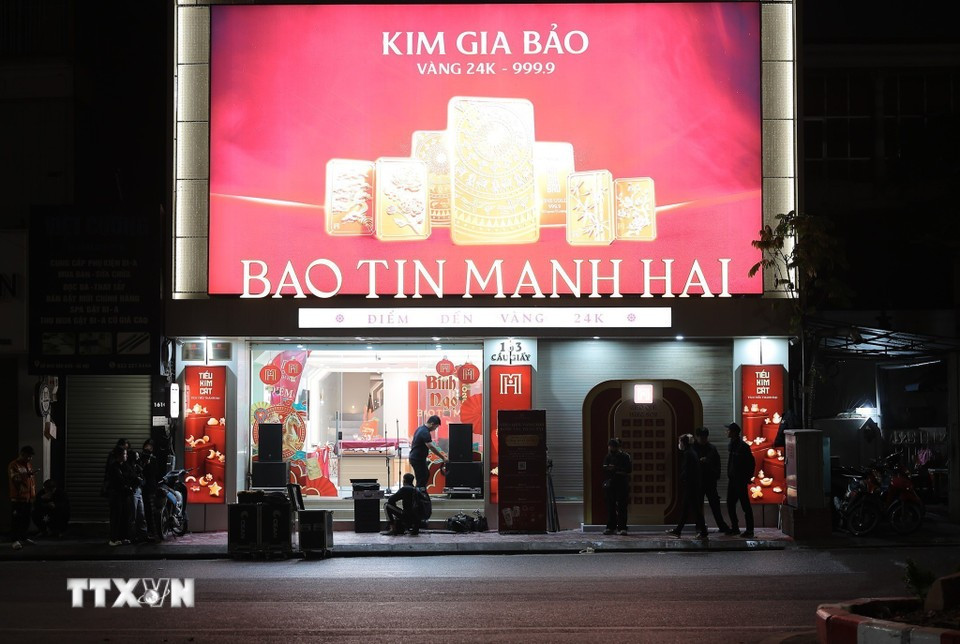 Ещё до рассвета люди приходили и терпеливо ждали своей очереди для совершения сделки в этот день. Фото: ВИА.