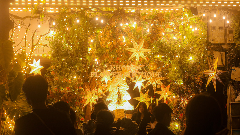 Кафе, сверкающее огнями и привлекающее внимание, на улице Хангзау, в районе Хоанкием, Ханой.