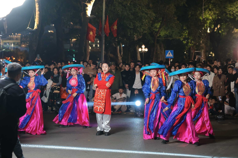 В районе озера Хоанкием в часы ожидания Нового 2026 года было представлено множество художественных выступлений. Фото: ВИА.