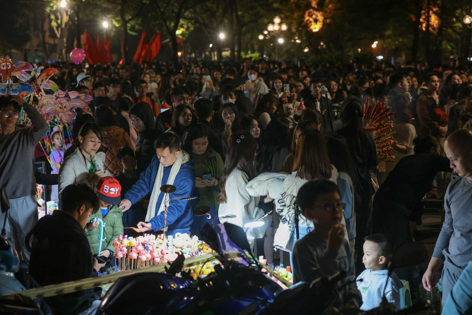 К 21:00 многие участки вокруг озера Хоанкием были практически непроходимы из-за большого наплыва людей. Фото: ВИА.