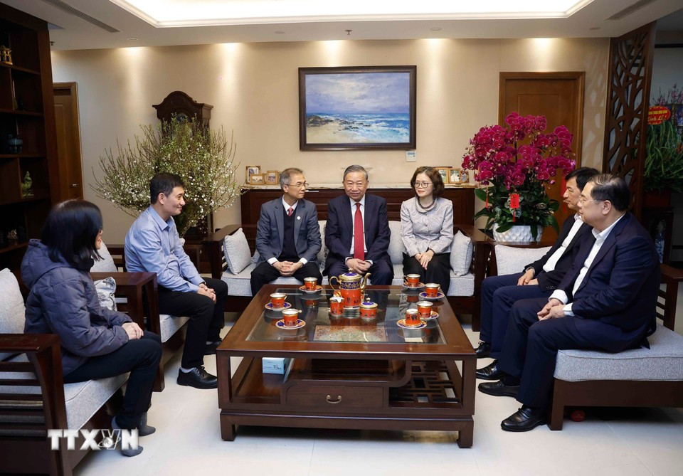 Генеральный секретарь То Лам навестил и поинтересовался состоянием дел семьи Генерального секретаря Чыонг Чиня. Фото: ВИА.