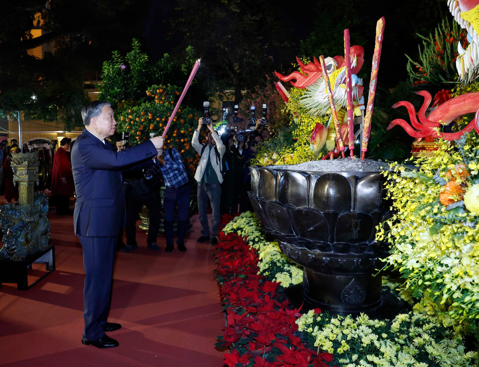 Генсекретарь То Лам вместе с делегацией ЦК и города Ханоя с глубоким почтением возложил благовония в память о заслугах предков, которые создали и защищали тысячелетний Тханглонг — Ханой, сохранили героическую вьетнамскую землю и приумножили бесценные исторические и культурные традиции столицы и страны, пожелав государству процветания, а народу — мира и благополучия. Фото: ВИА.