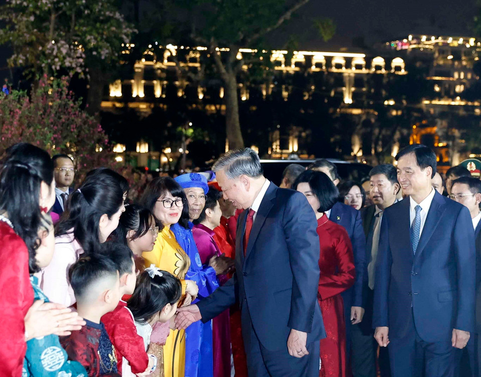 В парке Ли Тхай То (Ханой) Генсекретарь тепло пообщался и поздравил с Новым годом пожилых людей, детей, сотрудников дорожной полиции и работников городской службы санитарии. Фото: ВИА.
