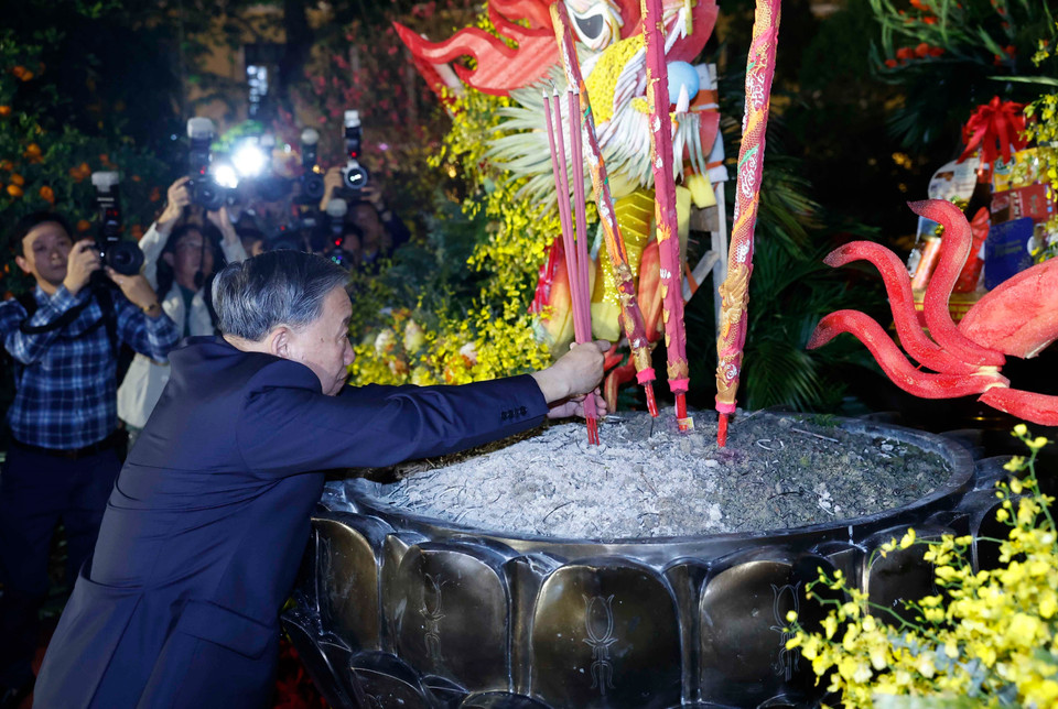 Генеральный секретарь То Лам возложил благовония к памятнику императору Ли Тхай То. Фото: ВИА.