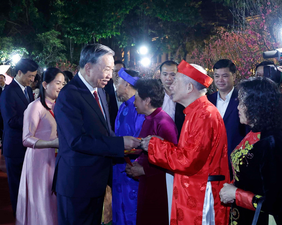 В парке Ли Тхай То (Ханой) Генсекретарь тепло пообщался и поздравил с Новым годом пожилых людей, детей, сотрудников дорожной полиции и работников кгородской службы санитарии. Фото: ВИА.