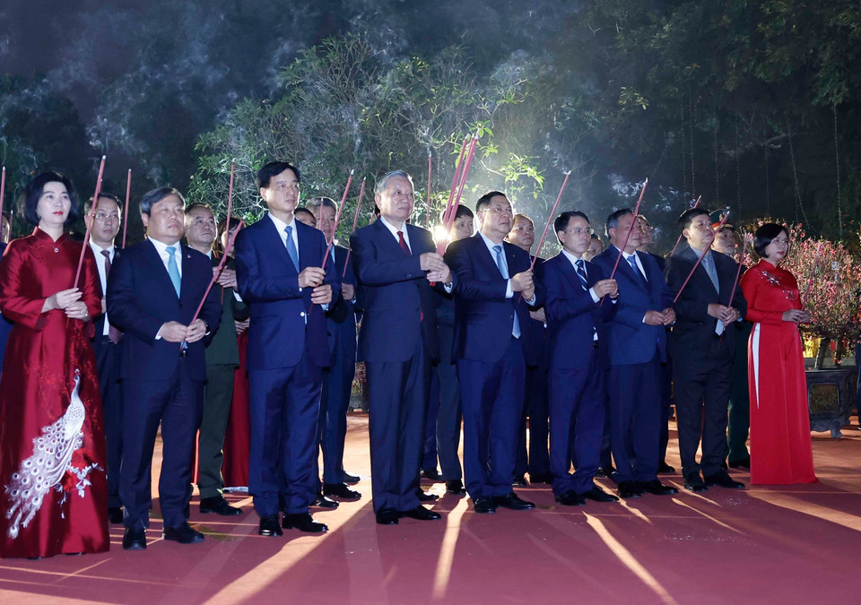 Генеральный секретарь То Лам и делегаты возложили благовония у памятника императору Ли Тхай То. Фото: ВИА.