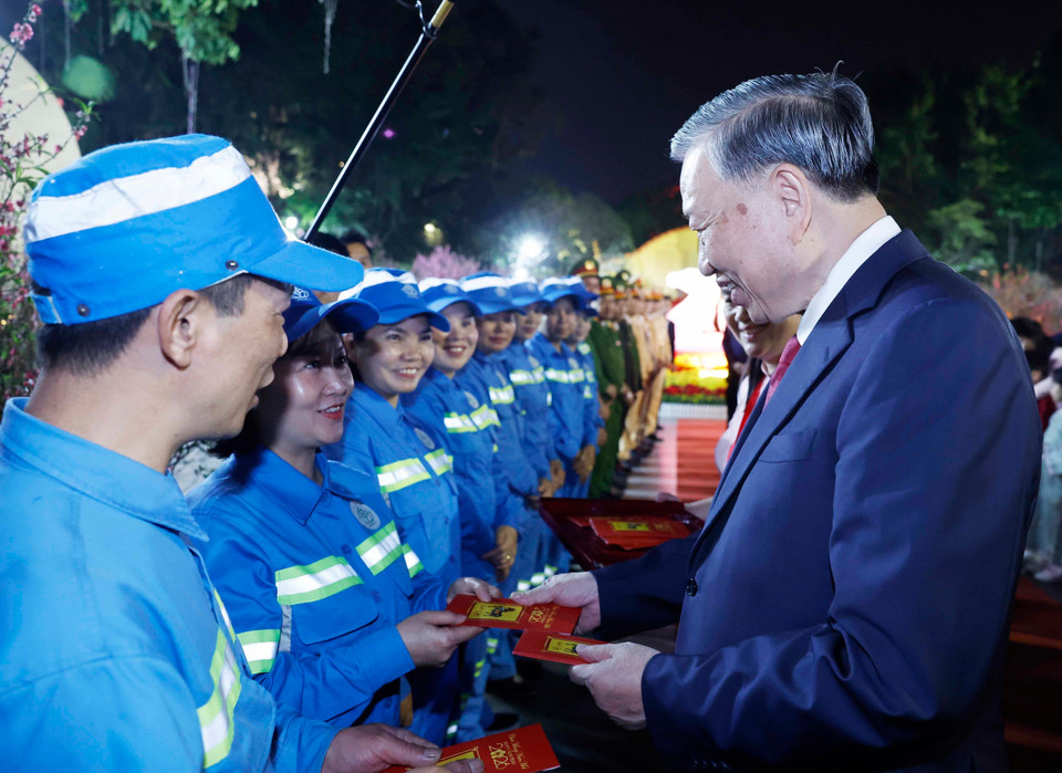 Генеральный секретарь То Лам вручил новогодние подарки работникам городской службы санитарии в районе сада Ли Тхай То. Фото: ВИА.
