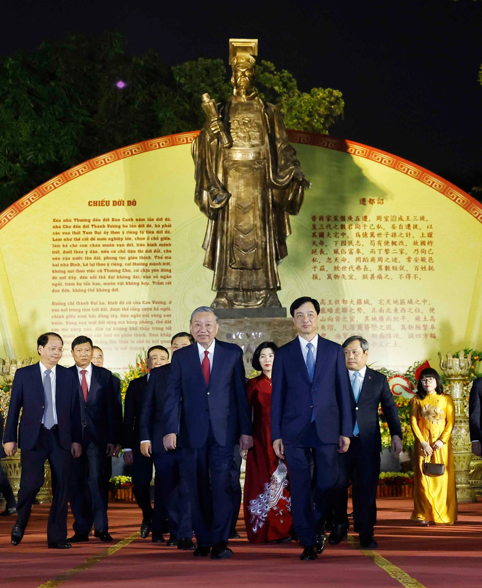 Генеральный секретарь То Лам возложил благовония у памятника императору Ли Тхай То в саду Ли Тхай То в Ханое. Фото: ВИА.