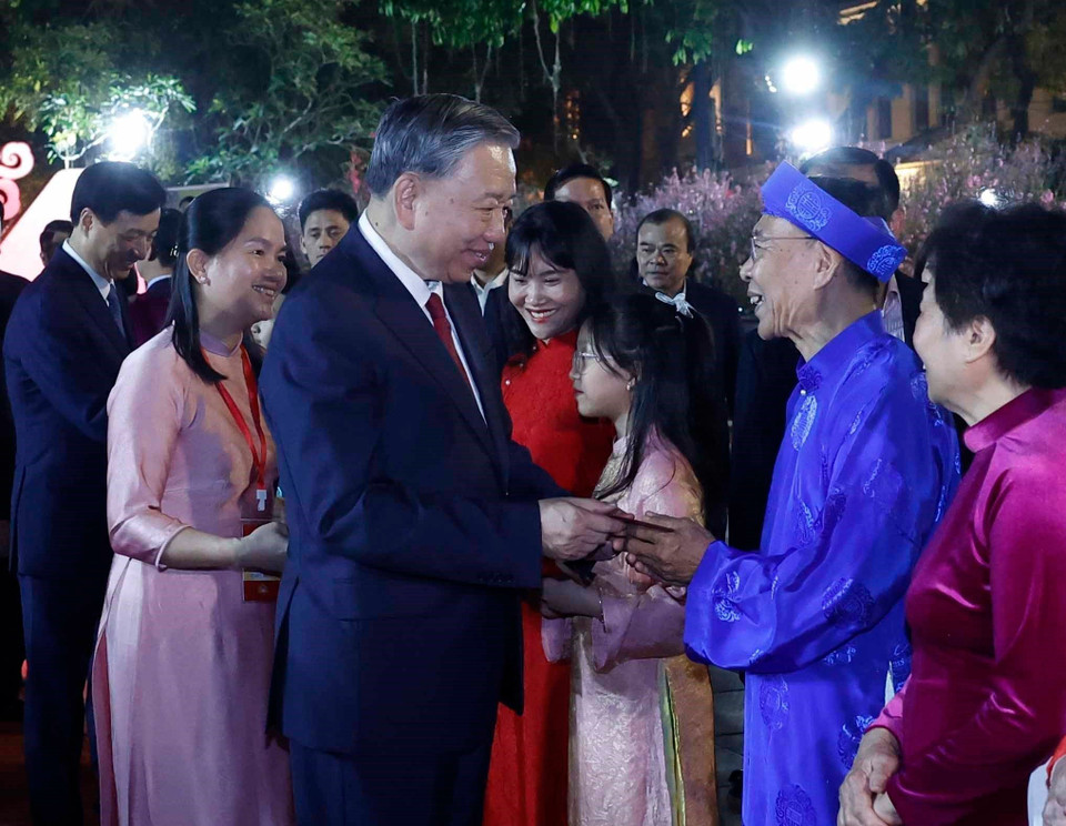 В парке Ли Тхай То (Ханой) Генсекретарь тепло пообщался и поздравил с Новым годом пожилых людей, детей, сотрудников дорожной полиции и работников городской службы санитарии. Фото: ВИА.