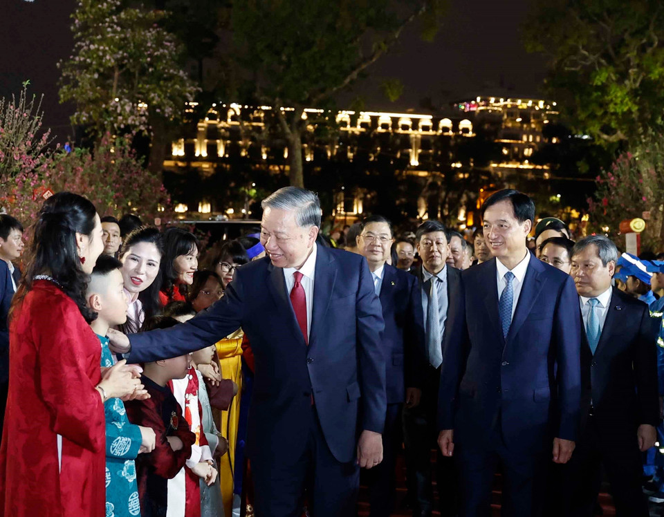 В парке Ли Тхай То (Ханой) Генсекретарь тепло пообщался и поздравил с Новым годом пожилых людей, детей, сотрудников дорожной полиции и работников городской службы санитарии. Фото: ВИА.