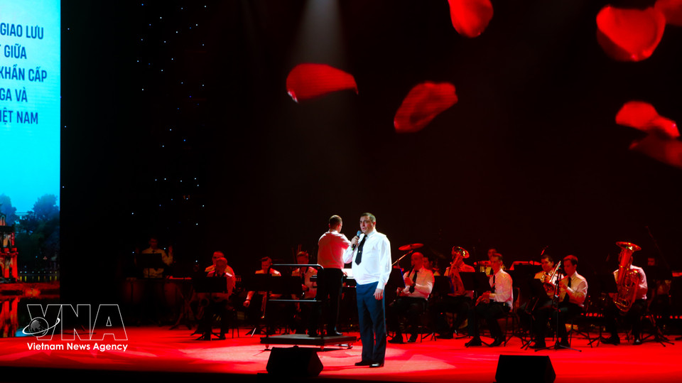 В программе приняли участие ведущие художественные коллективы силовых структур двух стран: Симфонический оркестр Министерства по чрезвычайным ситуациям Российской Федерации, духовой оркестр Командования мобильной полиции и Театр песни и танца Народной общественной безопасности Вьетнама. Фото: ВИА.
