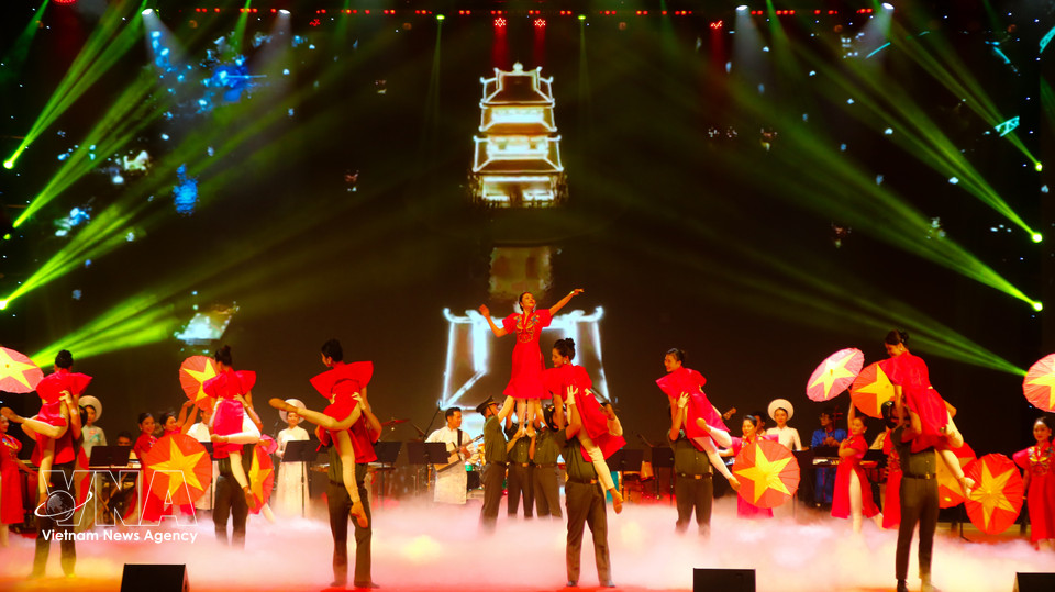 Эмоциональной вершиной вечера стали любимые многими поколениями произведения «Соловей» и «Вечер на рейде», а финальным аккордом — совместное хоровое исполнение песен «Мой флаг» Александры Пахмутовой и «Национальная гвардия» Фан Хюинь Диеу, символизирующее общность ценностей и преемственность традиций двух государств. Фото: ВИА.