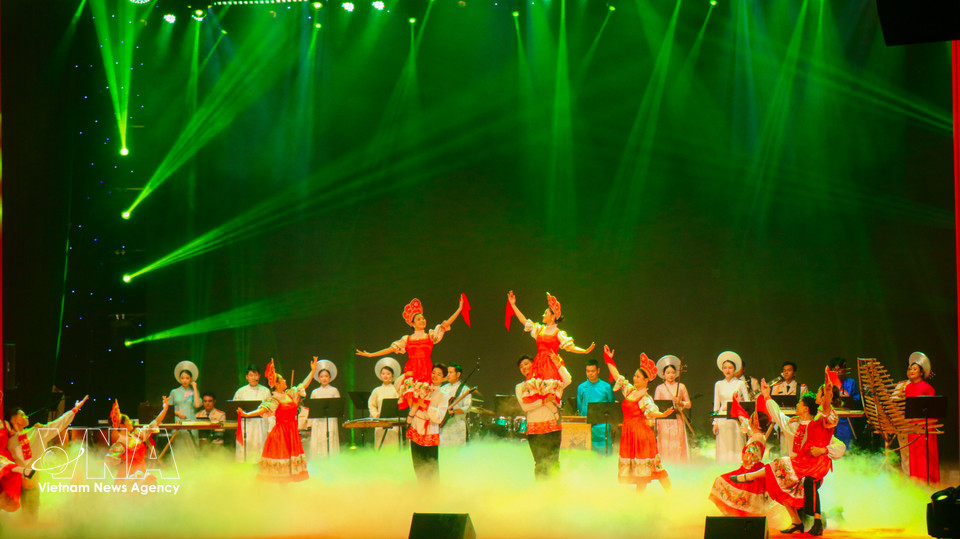 Благодаря дипломатическим контактам в различных областях сотрудничество между Министерством общественной безопасности Вьетнама и Министерством по чрезвычайным ситуациям Российской Федерации в последнее время достигло многих практических результатов, особенно в сфере предупреждения и предотвращения чрезвычайных ситуаций, пожарной безопасности, поисково-спасательных работ (обмен опытом, сотрудничество в области оборудования, технологий, подготовки кадров); а также в усилении взаимодействия в сфере цифровой трансформации. Фото: ВИА.