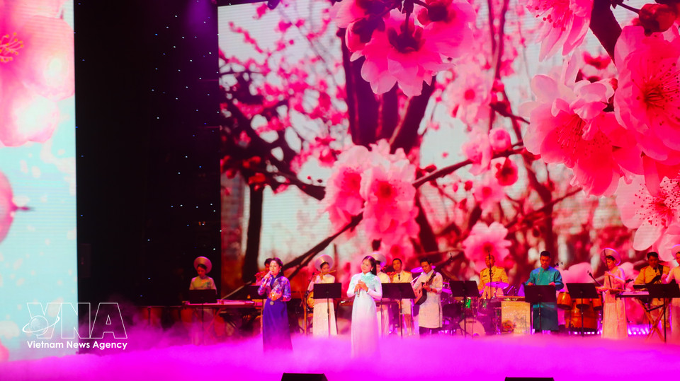 Это культурно-художественное мероприятие было организовано по случаю визита и рабочей поездки делегации Министерства по чрезвычайным ситуациям Российской Федерации во Вьетнам. Фото: ВИА.