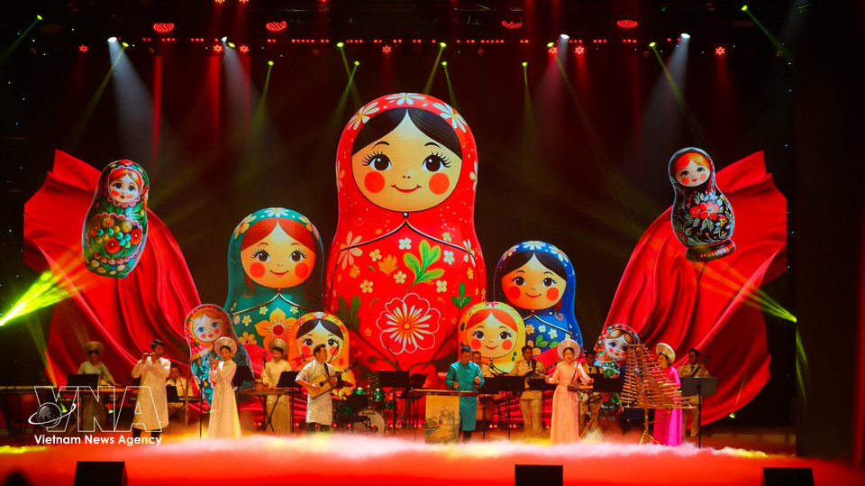 Сцена дворца превратилась в пространство живого диалога: программа открылась переплетением «Марша Народной полиции Вьетнама» и легендарного русского марша «Прощание славянки», а зрители стали свидетелями уникального союза Симфонического оркестра МЧС России, Духового оркестра Командования мобильной полиции и артистов Театра музыки и танца народной полиции Вьетнама. Фото: ВИА.