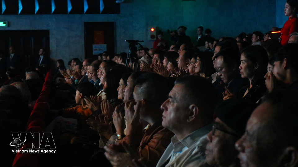 В последние годы Вьетнам и Российская Федерация поддерживают отношения всеобъемлющего стратегического партнёрства на основе традиционной дружбы и взаимного доверия. Наряду с сотрудничеством в политической, экономической и оборонно-безопасностной сферах, культурно-художественные обмены, особенно в области музыки с регулярно проводимыми мероприятиями, способствуют укреплению взаимопонимания и дружбы между народами двух стран. Фото: ВИА.