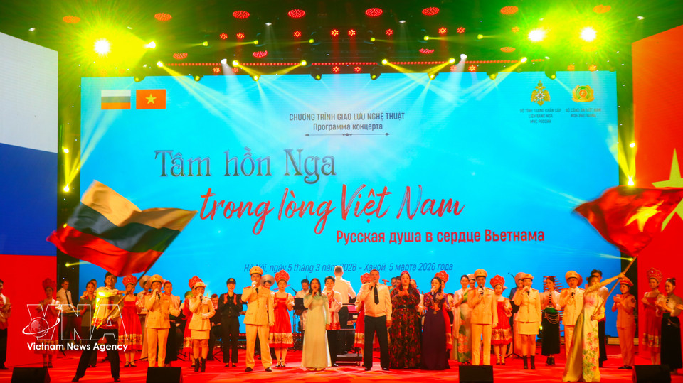 Генеральный секретарь То Лам принял участие в программе. Также присутствовали: член Политбюро, секретарь Центрального комитета Партии, руководитель Канцелярии Центрального комитета Партии Фам Зя Тук; член Политбюро, министр иностранных дел Ле Хоай Чунг; Постоянный заместитель Премьер-министра Нгуен Хоа Бинь, член Политбюро XIII созыва; Нгуен Суан Тханг, председатель Центрального теоретического совета, член Политбюро XIII созыва. Фото: ВИА.