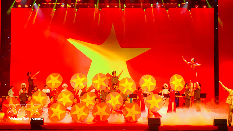 Программа, прошедшая во Дворце культуры труда и дружбы Вьетнама и СССР, вновь подтвердила отношения сотрудничества и глубокие чувства между Вьетнамом и Российской Федерацией в целом, а также между народами двух стран — Вьетнама и России. Фото: ВИА.