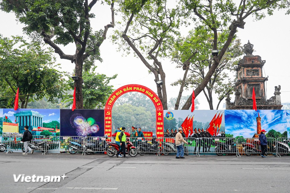 В районе озера Хоанкием размещены две позиции запуска фейерверков № 1 и № 2 — напротив здания Главпочтамта Ханоя и редакции газеты «Новый Ханой».