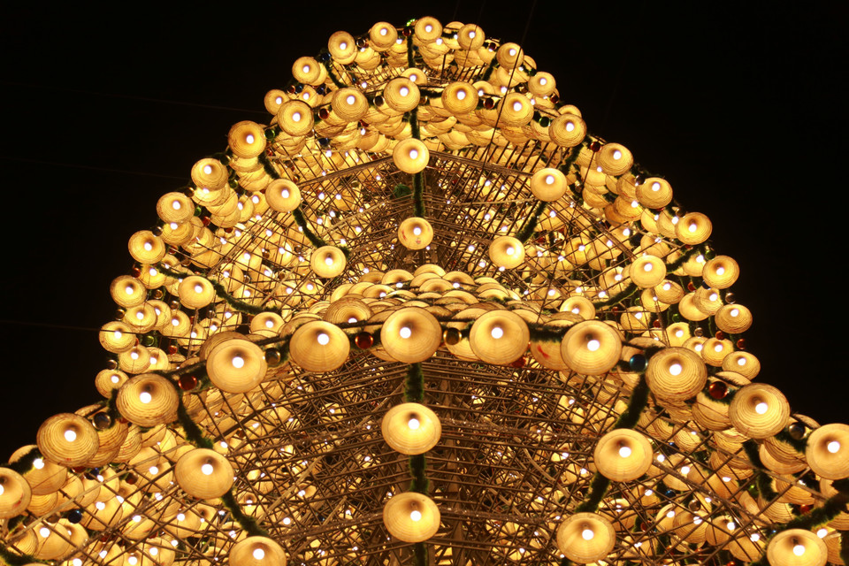 Конструкция елки была тщательно рассчитана с учетом ветровых нагрузок, усилена системой тросов для обеспечения прочности и безопасности. Фото: ВИА.