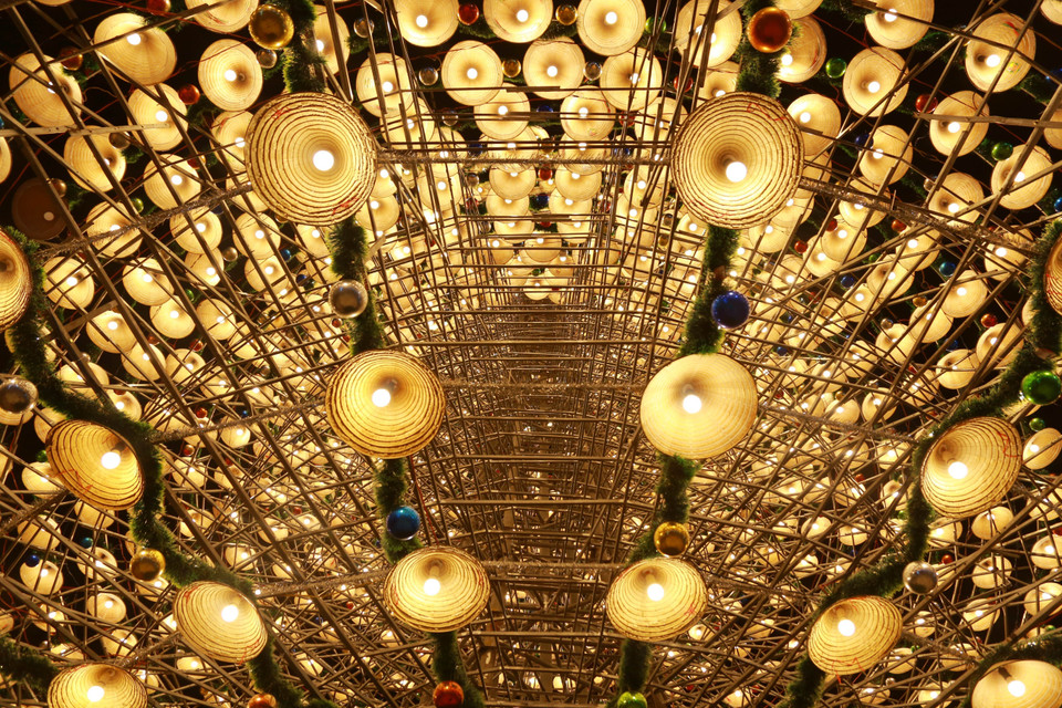 По словам представителей церкви Хафат, строительство этой особенной рождественской елки велось в течение двух месяцев. Обладая уникальной красотой с ярко выраженным вьетнамским колоритом, она получила теплый отклик не только среди католиков, но и у всех жителей провинции Донгай и соседних регионов. Фото: ВИА.