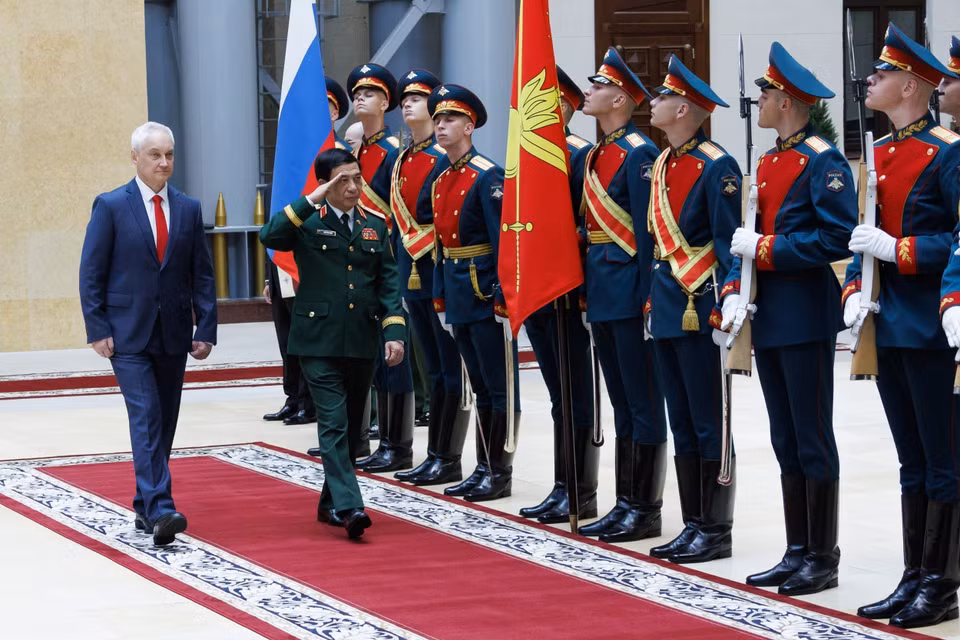 Генерал армии Фан Ван Зянг и министр обороны России Андрей Белоусов обходят почётный караул. Фото: ВИА.