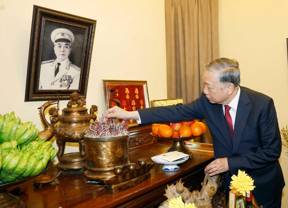 Генеральный секретарь То Лам возложил благовония в память о генерале армии Во Нгуен Зяпе. Фото: ВИА.