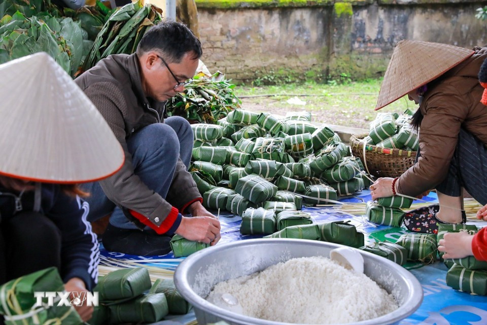 Вся семья участвует в этапах приготовления пирогов, создавая тёплую, сплочённую атмосферу совместного труда в преддверии Тэта. Фото: ВИА.