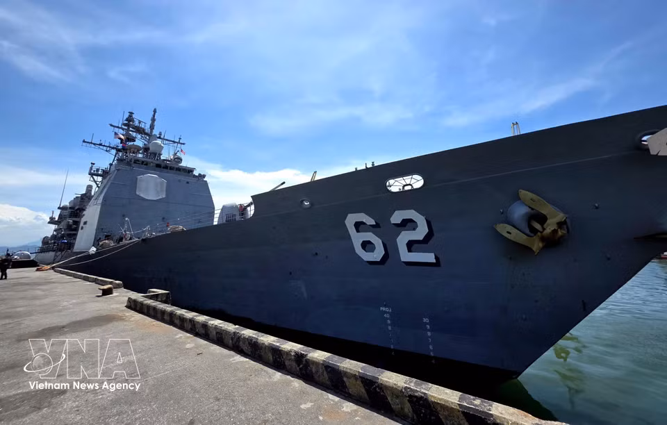 Ракетный крейсер Военно-морских сил США USS Robert Smalls (CG-62) прибыл в порт Тьенша (Дананг). Фото: ВИА