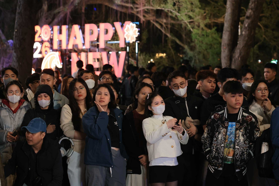 Многие жители пришли к озеру Хоанкием, чтобы сохранить памятные моменты последнего дня 2025 года и встретить Новый 2026 год. Фото: ВИА.