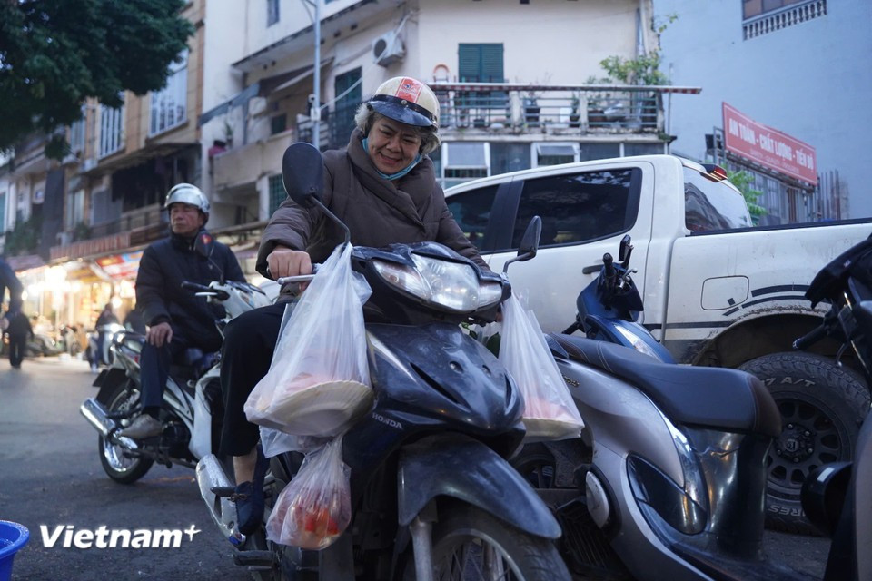 Жители с раннего утра спешат за покупками.