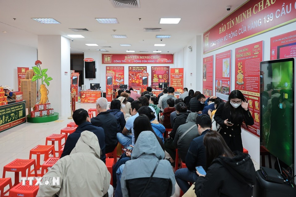 С раннего утра поток людей выстроился вдоль входа в ювелирные магазины. Фото: ВИА.