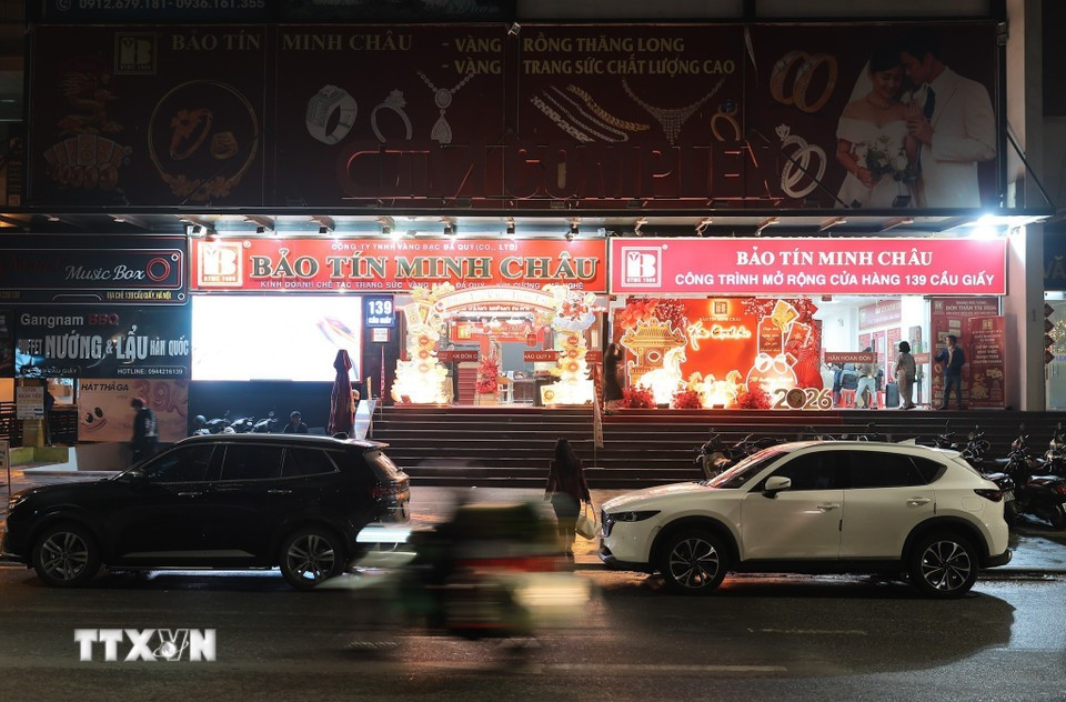 Многие пришли с самого раннего утра и ожидали своей очереди для покупки золота. Фото: ВИА.