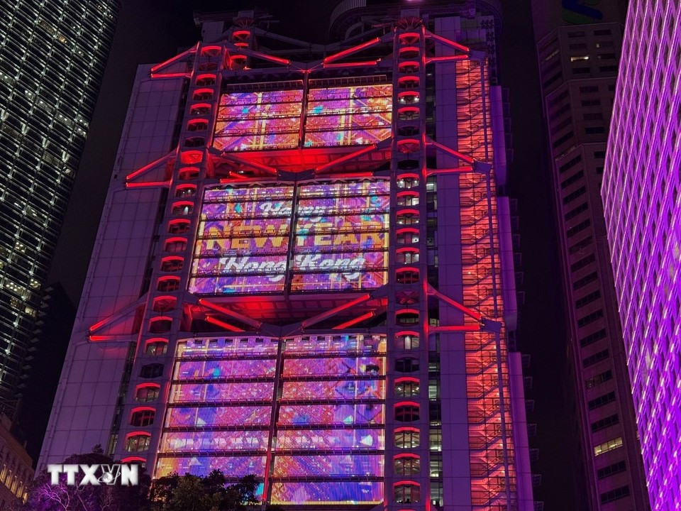 Проекция надписи «Новый год» на зданиях в районе Сентрал в Гонконге, Китай. Фото: ВИА.