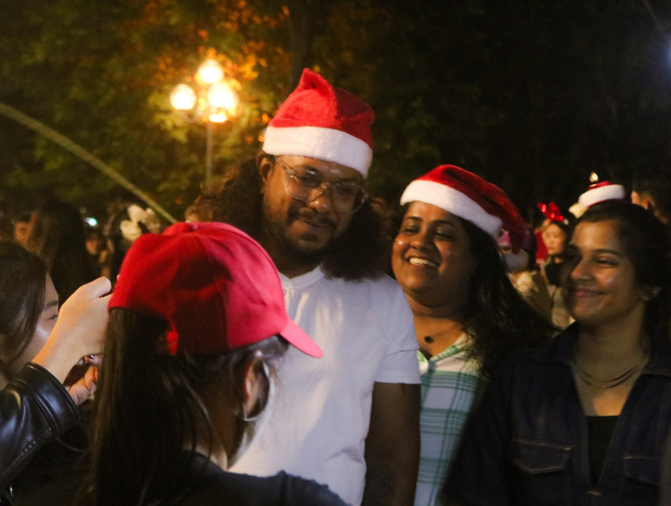 Туристы, приезжающие в Ханой вместе с родственниками и друзьями, также не могли пропустить эту тёплую рождественскую атмосферу.