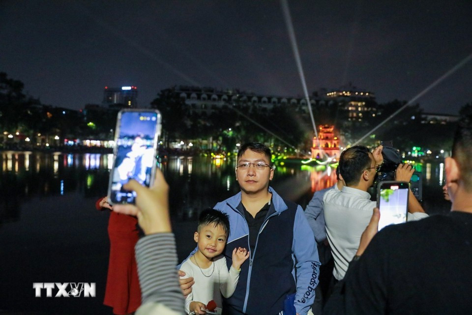 Пространство организовано для обслуживания сообщества, сочетая древнюю красоту Башни Черепахи и мост Тхэхук с современными световыми технологиями, создавая дополнительное ночное культурное пространство для жителей и туристов. Программа проводится по вечерам и продлится с 24 декабря 2025 года по 4 января 2026 года./.