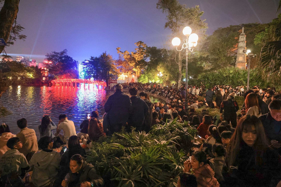 С 21:00 территория вокруг храма Нгокшон практически полностью заполнилась людьми. Фото: ВИА.