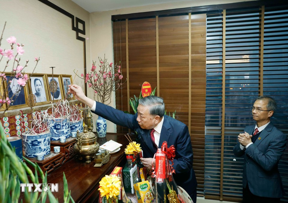 Генеральный секретарь То Лам возложил благовония в память о Генеральном секретаре Чыонг Чине. Фото: ВИА.