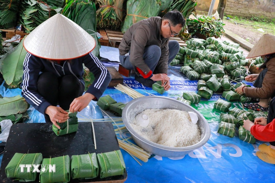 Вся семья участвует в этапах приготовления пирогов, создавая тёплую, сплочённую атмосферу совместного труда в преддверии Тэта. Фото: ВИА.