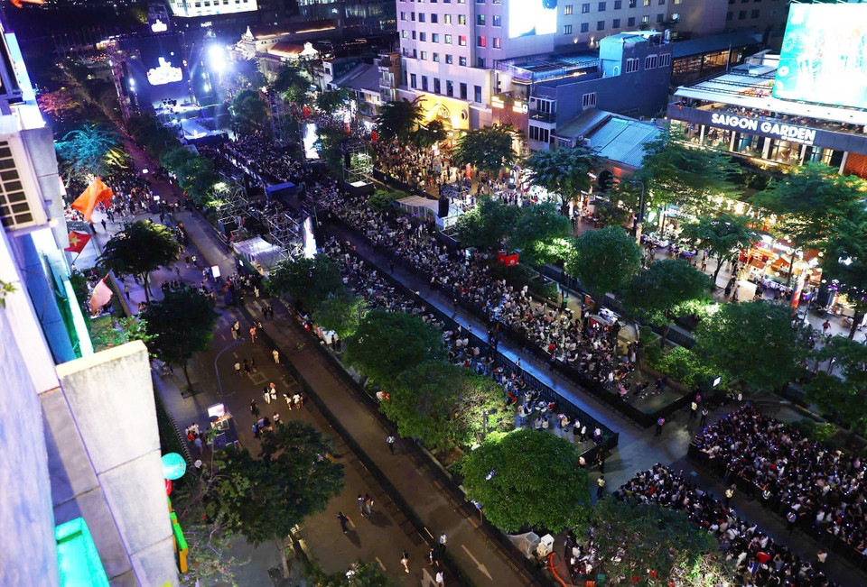 Сцена программы Countdown в пешеходной зоне улицы Нгуен Хюэ (квартал Сайгон) привлекла тысячи зрителей. Фото: ВИА.