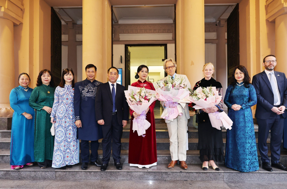 По случаю первых дней весны госпожа Нго Фыонг Ли торжественно вручила герцогу и его супруге символ года — статуэтку лошади, передав пожелания здоровья и успехов, а также выразив уверенность, что впечатления от вьетнамского искусства, традиционного чая и атмосферы Тэт станут светлыми воспоминаниями о стране и её народе. Герцог и его супруга выразили желание вновь посетить Вьетнам, чтобы продолжить знакомство с его богатой культурой, живописной природой и дружелюбным, гостеприимным народом. Фото: ВИА.