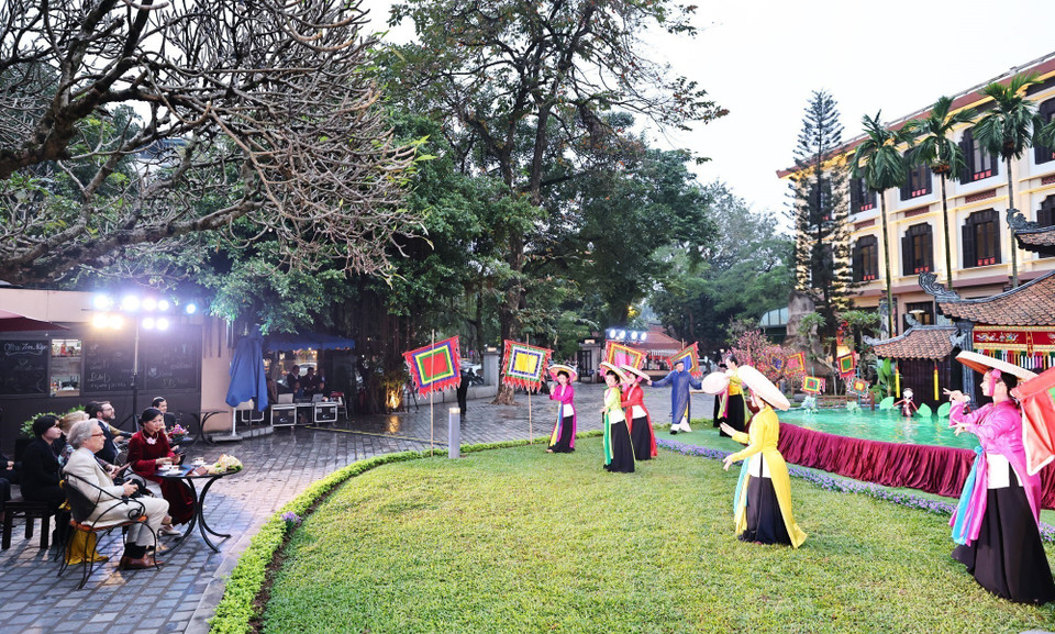 В экспозиционном пространстве Музея герцог и его супруга ознакомились с художественными коллекциями различных исторических периодов, а также с рядом экспонатов, признанных национальными реликвиями, включая статую Тысячерукой и Тысячеглазой Куанам (пагода Буттхап), статую императрицы Чинь Тхи Нгок Чук (начало XVII века), резные двери с изображением дракона (пагода Кео) и ширму выдающегося художника Нгуен Зя Чи. Фото: ВИА.