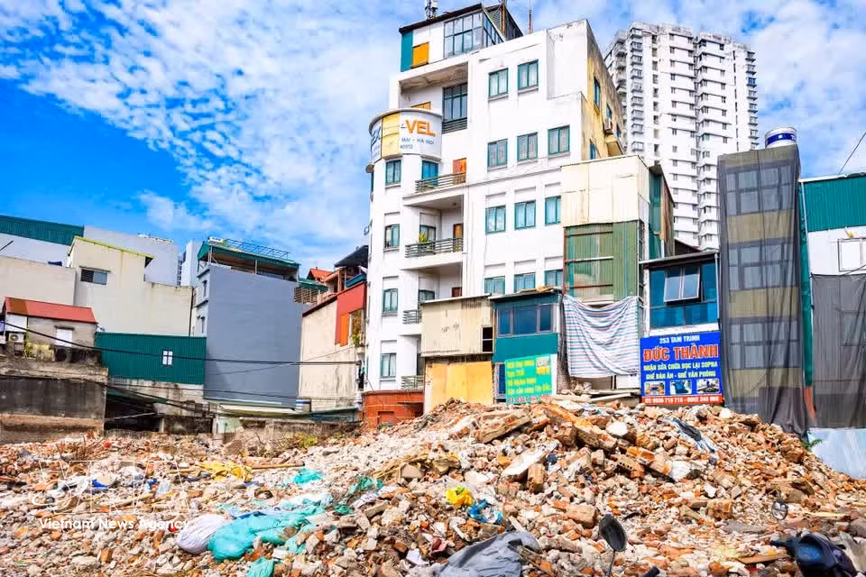 Многие жилые здания в этом районе уже полностью демонтированы. (Фото: Vietnam+)
