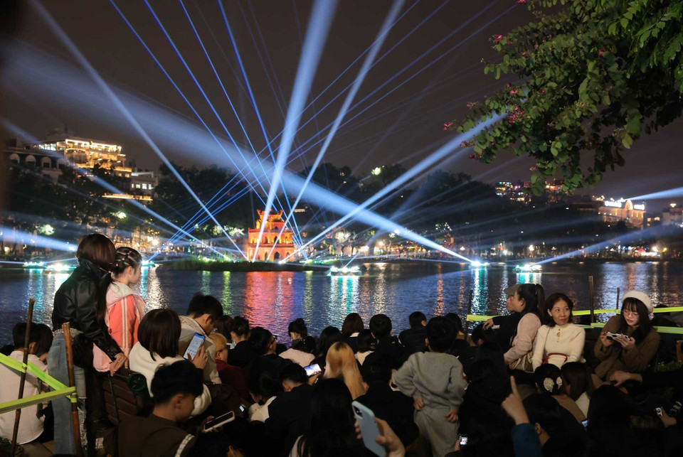 Район Черепашьей башни ярко освещён. Фото: ВИА.