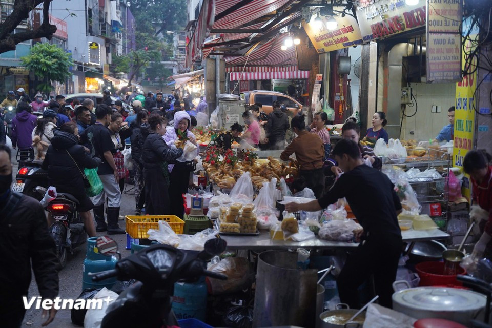 На рынке продаются как мясные, так и постные подношения, полностью удовлетворяющие потребности жителей в покупках. Фото: Vietnam+.