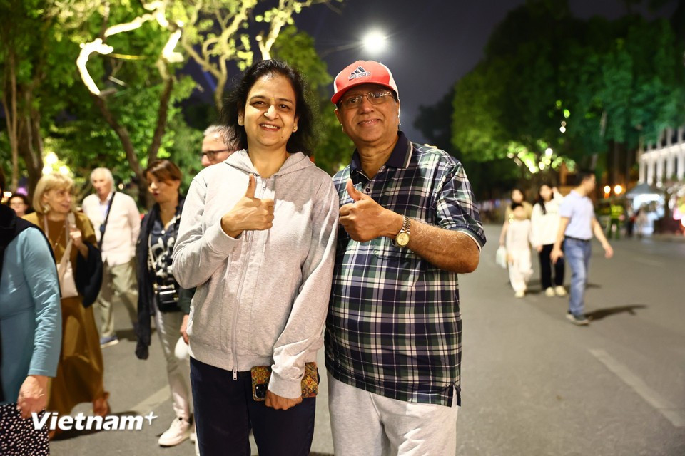 Супруги Деванатан и Падмаджа Гопи (из Канады) рассказали, что в течение 36 лет управляли индийским рестораном в Ханое, поэтому хорошо знакомы с обычаями, традициями и кухней вьетнамского Тэт. «Сегодня мы останемся здесь, чтобы посмотреть фейерверк, потому что нам очень нравится праздничная атмосфера местных жителей — мы чувствуем себя почти как местные», — поделились они. Фото: Vietnam+.