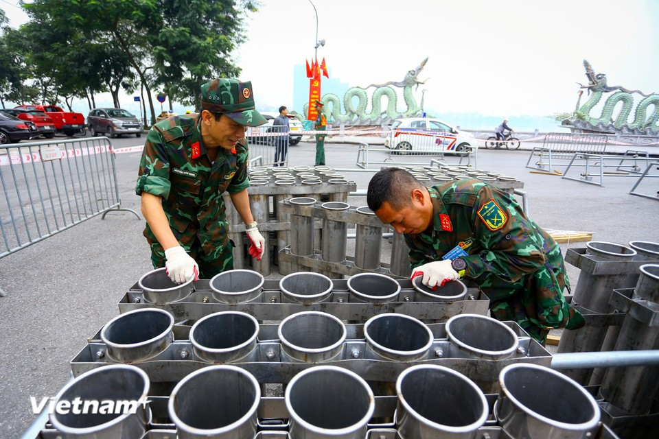 Военнослужащие завершают установку и калибровку системы пусковых труб на всей территории позиций.